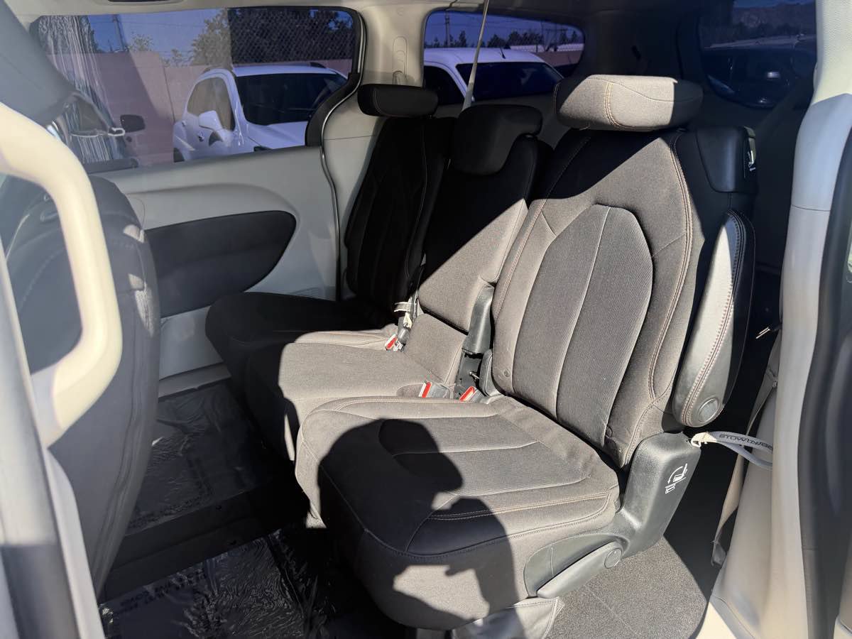 Used 2017 Chrysler Pacifica LX FWD image 16