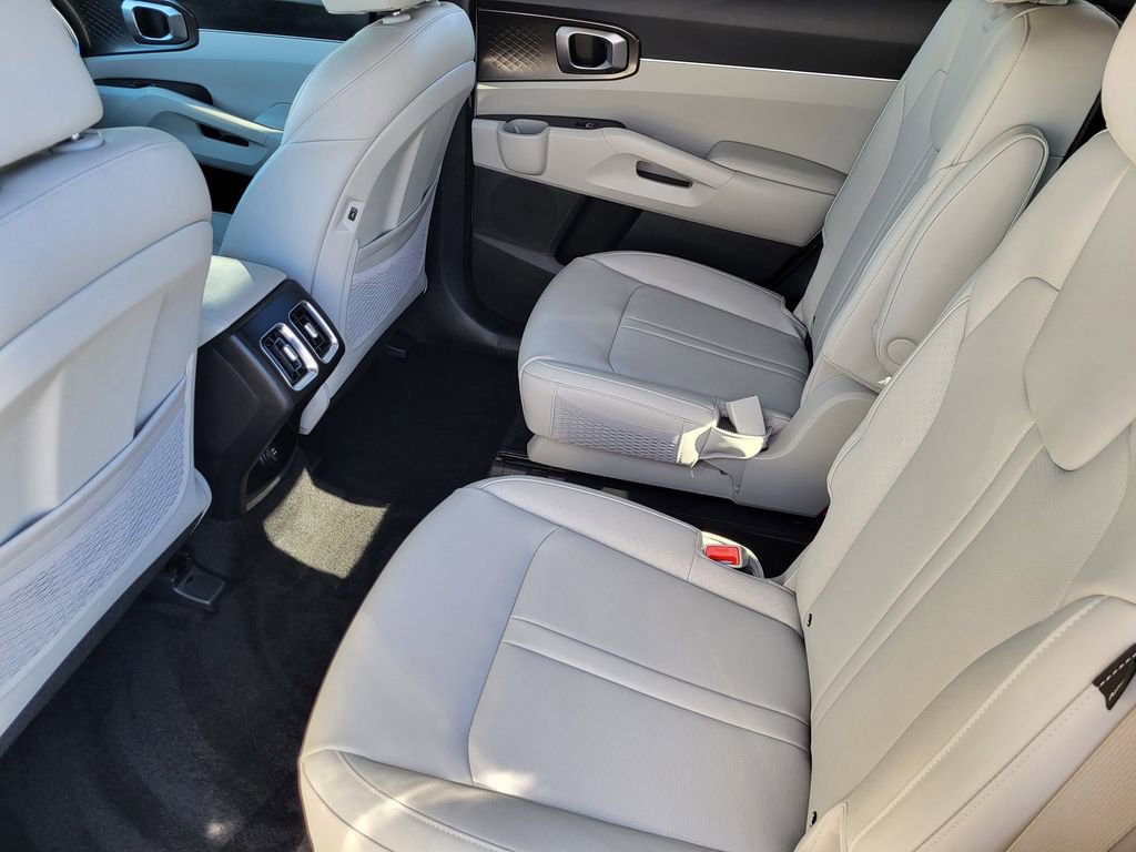 Used 2025 Kia Sorento EX w/ EX Panoramic Sunroof Package image 18