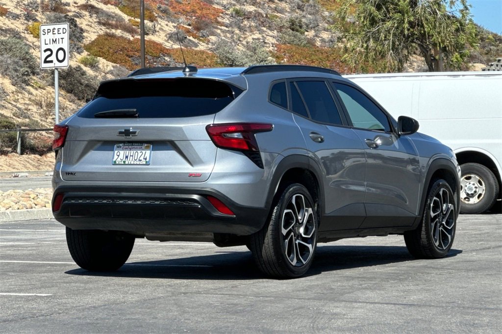 Used 2024 Chevrolet Trax RS w/ Sunroof Package image 3