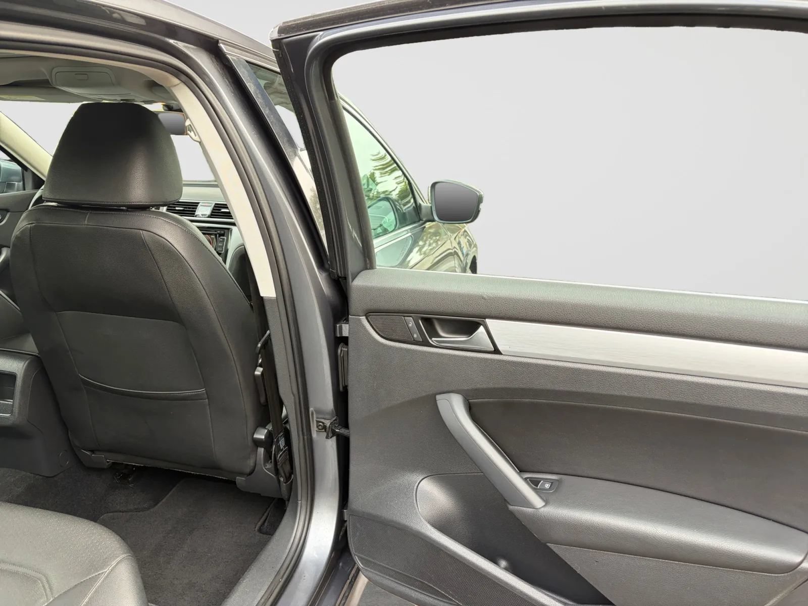 Used 2012 Volkswagen Passat 2.5 SE FWD image 17