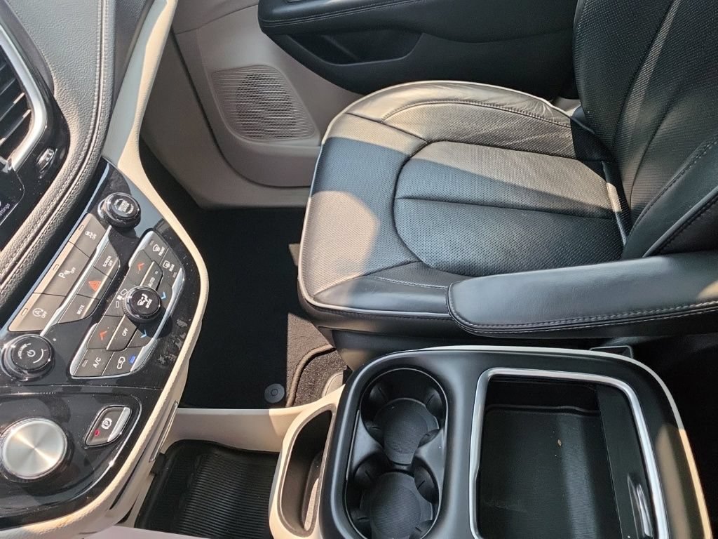 Used 2020 Chrysler Pacifica Limited FWD image 26
