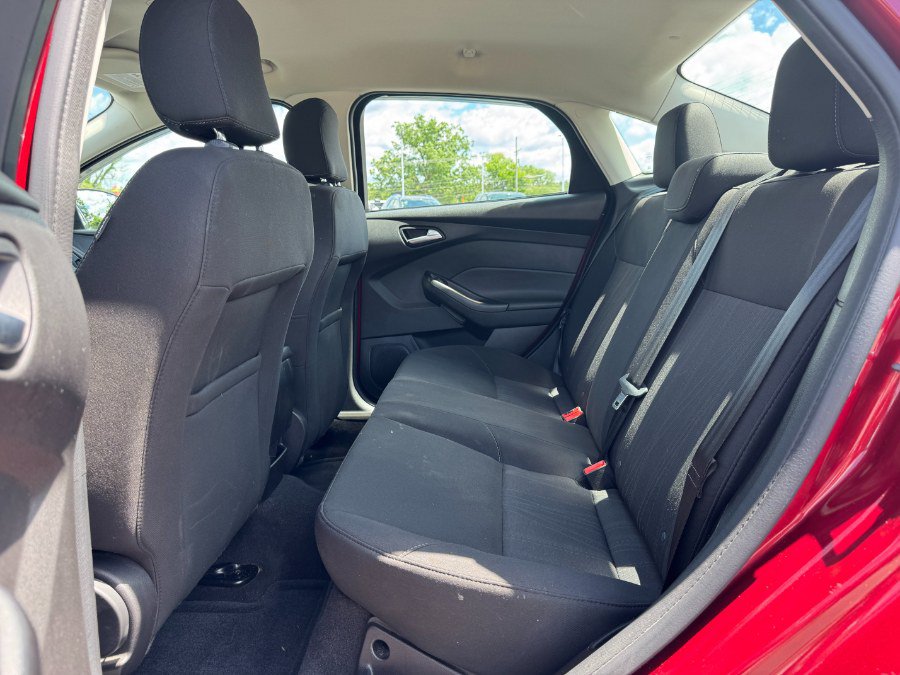 Used 2017 Ford Focus SE w/ Cold Weather Package FWD image 16