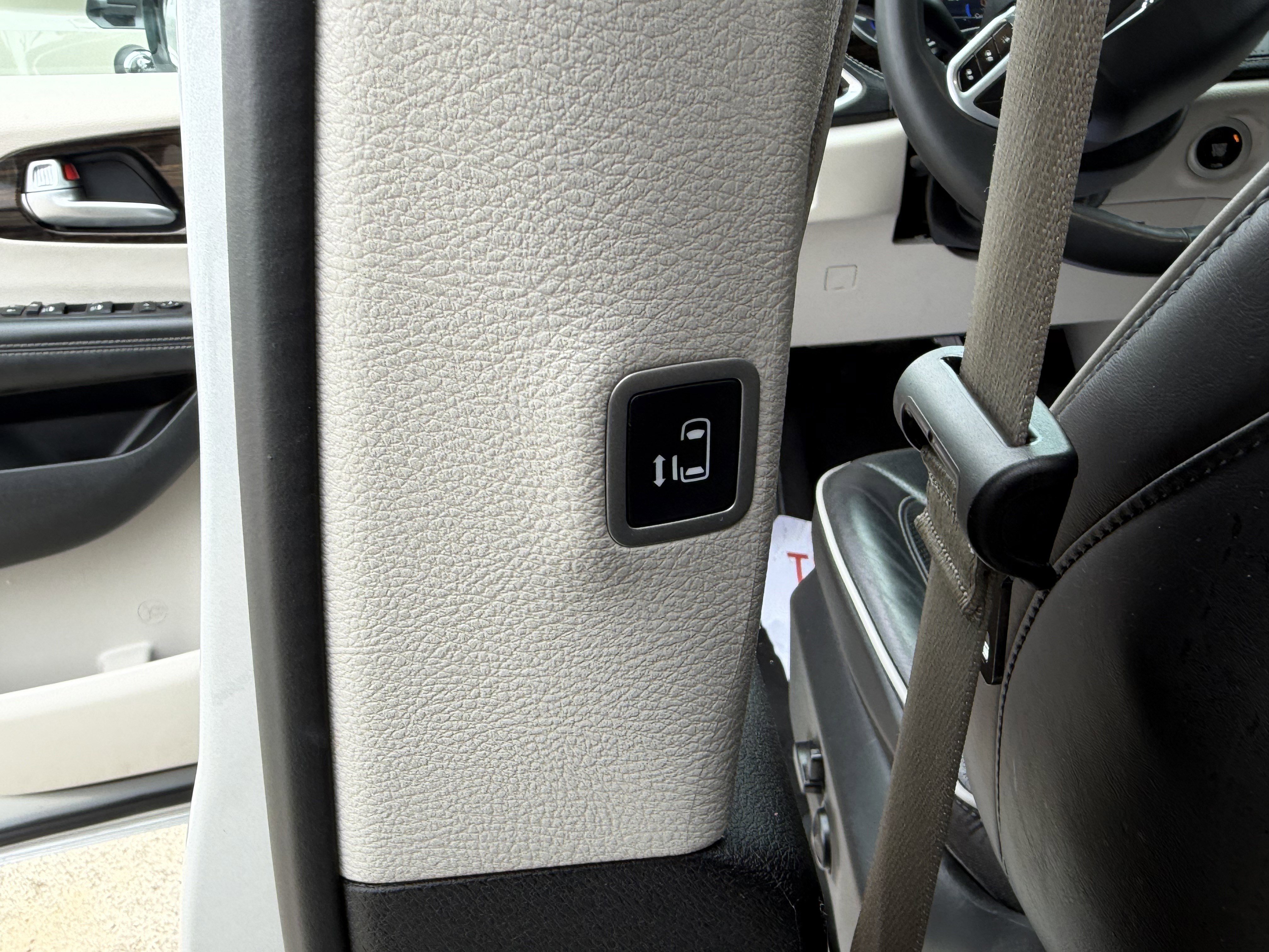 Used 2024 Chrysler Pacifica Limited FWD image 15