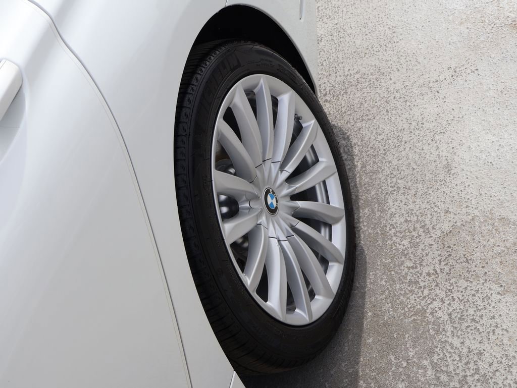 Used 2021 BMW 740i xDrive w/ Premium Package image 42