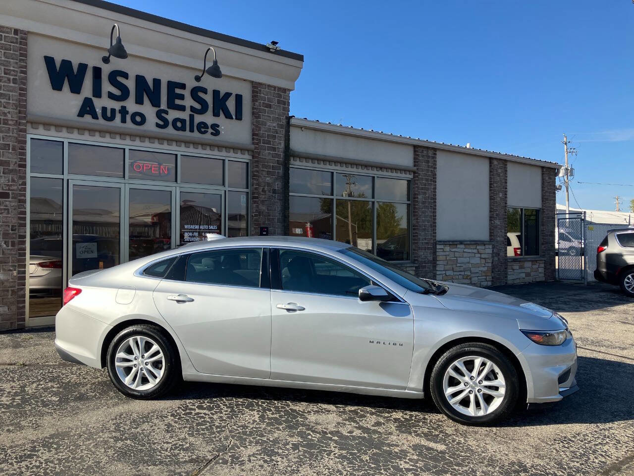 Used 2016 Chevrolet Malibu LT image 2