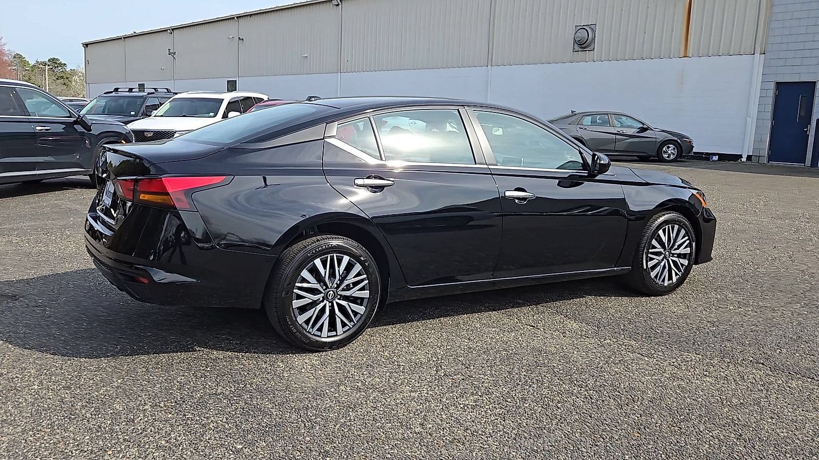 Used 2025 Nissan Altima 2.5 SV AWD/4WD image 8