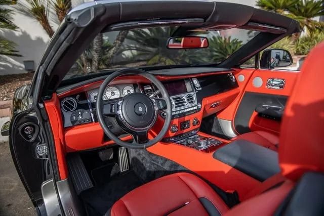 Used 2018 Rolls-Royce Dawn RWD image 3