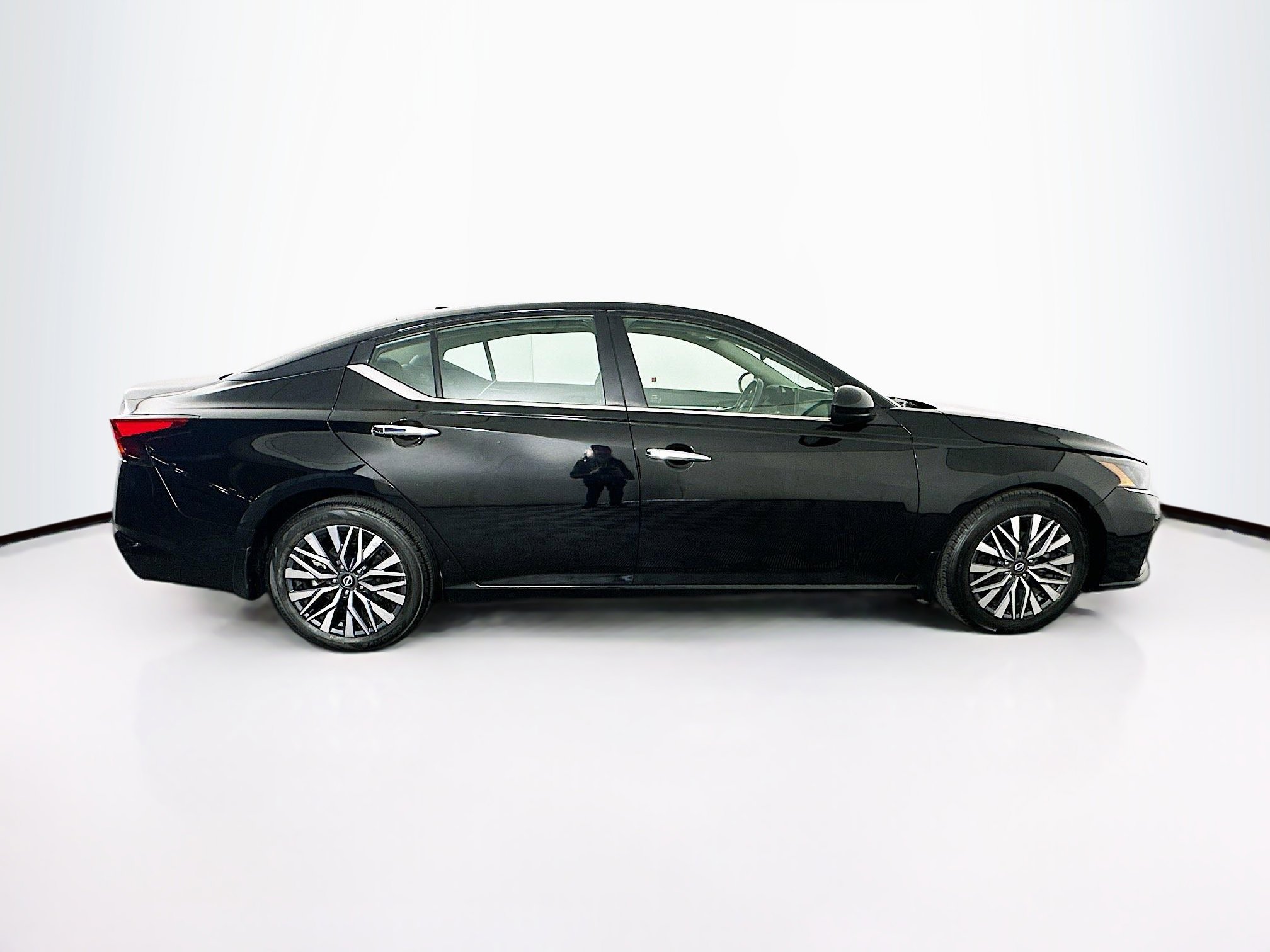Used 2023 Nissan Altima 2.5 SV w/ SV Premium Package FWD image 10