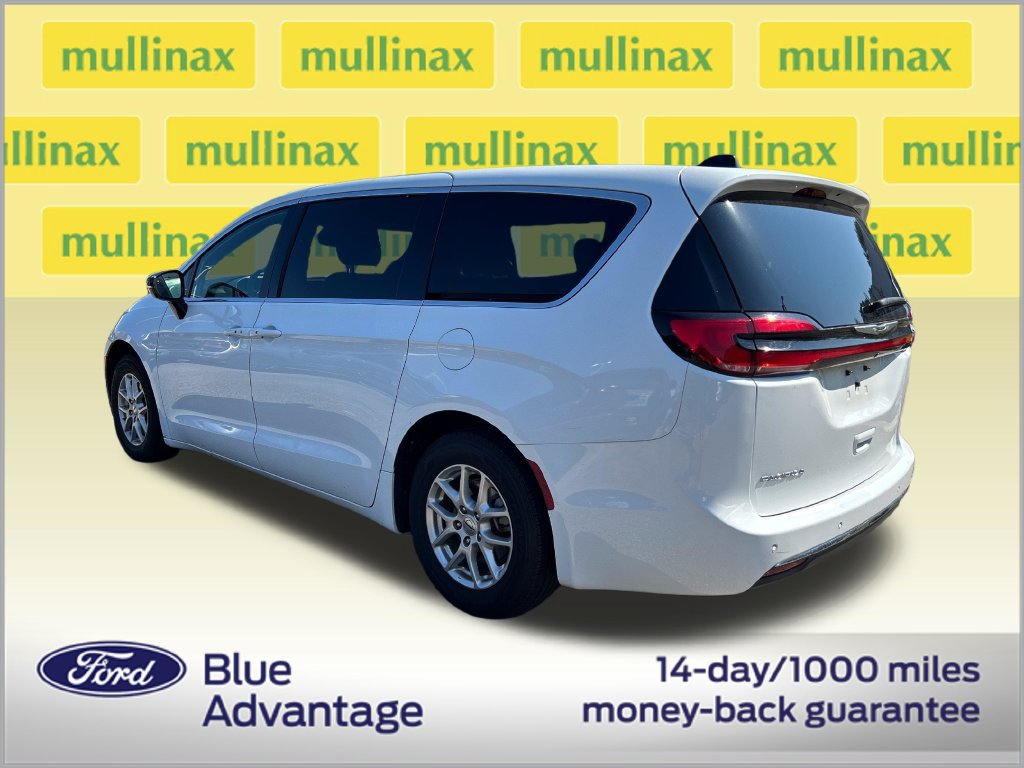 Used 2025 Chrysler Pacifica Select FWD image 3