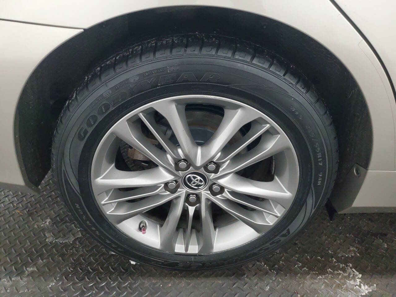 Used 2015 Toyota Camry SE FWD image 19