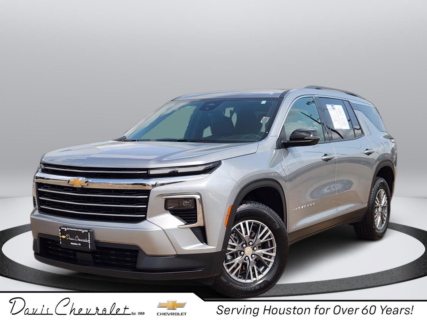 Used 2025 Chevrolet Traverse LT FWD image 1
