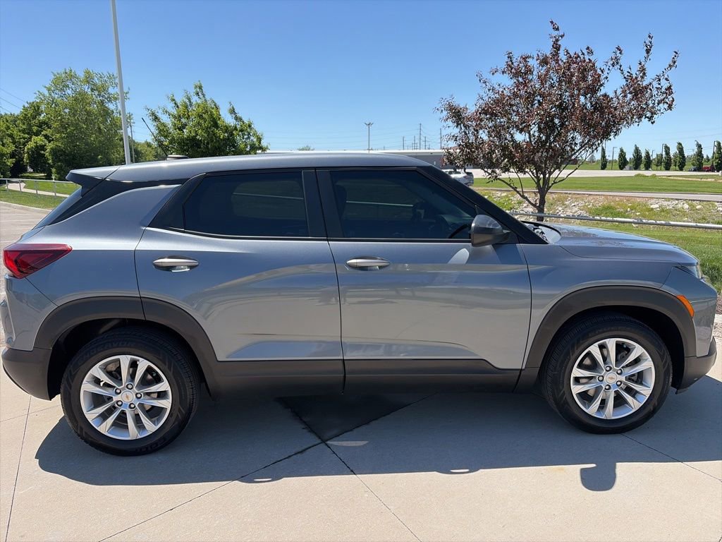 Used 2021 Chevrolet TrailBlazer LS w/ LPO, Blackout Package FWD image 14