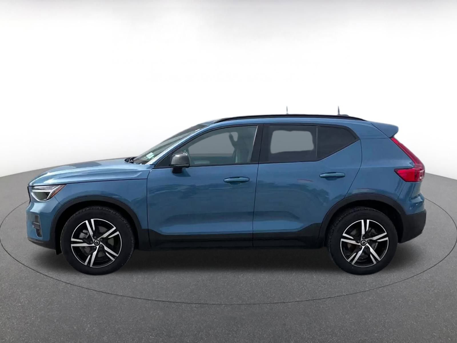 Used 2024 Volvo XC40 B5 Core image 9
