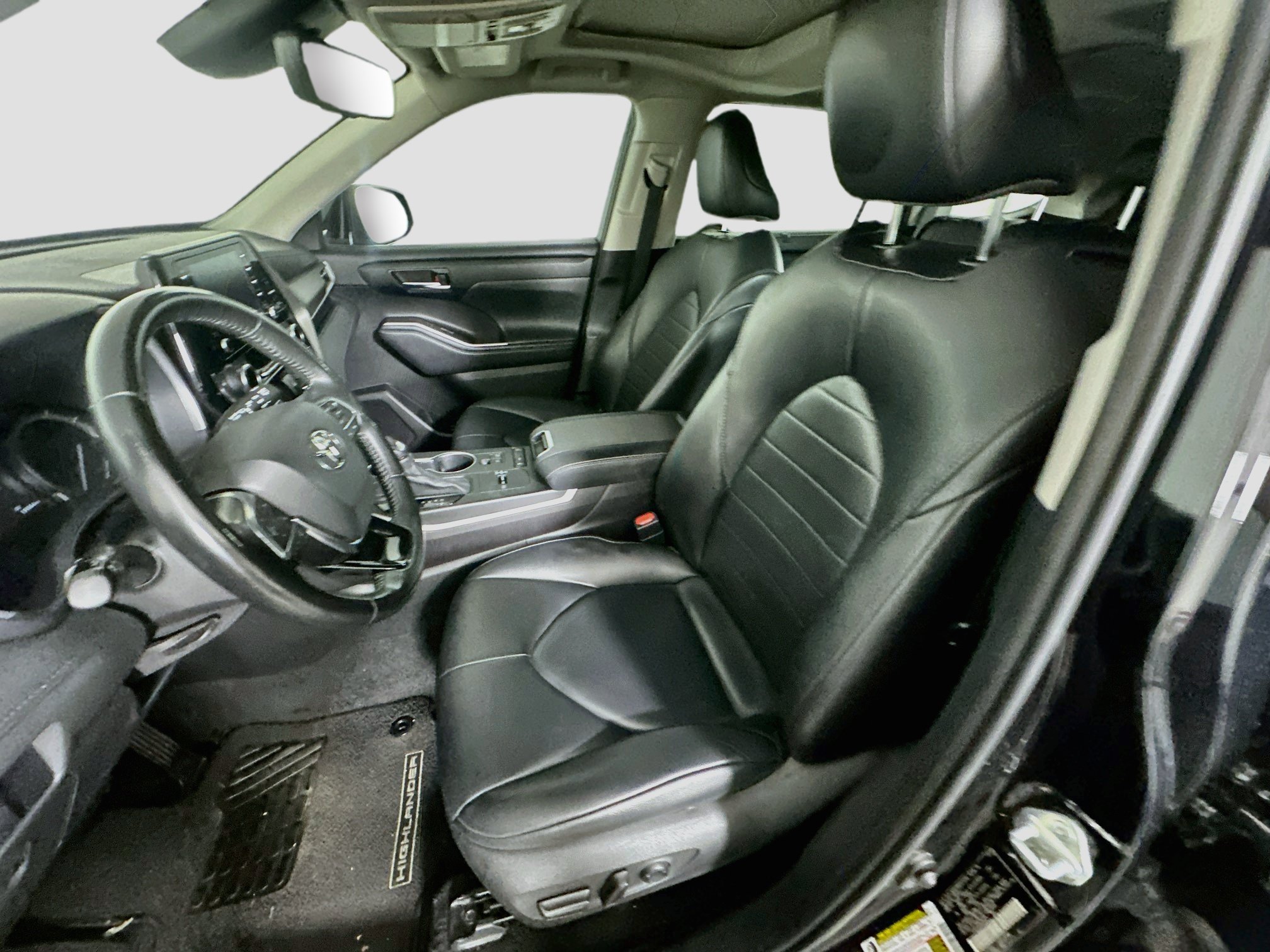 Used 2021 Toyota Highlander XLE FWD image 13