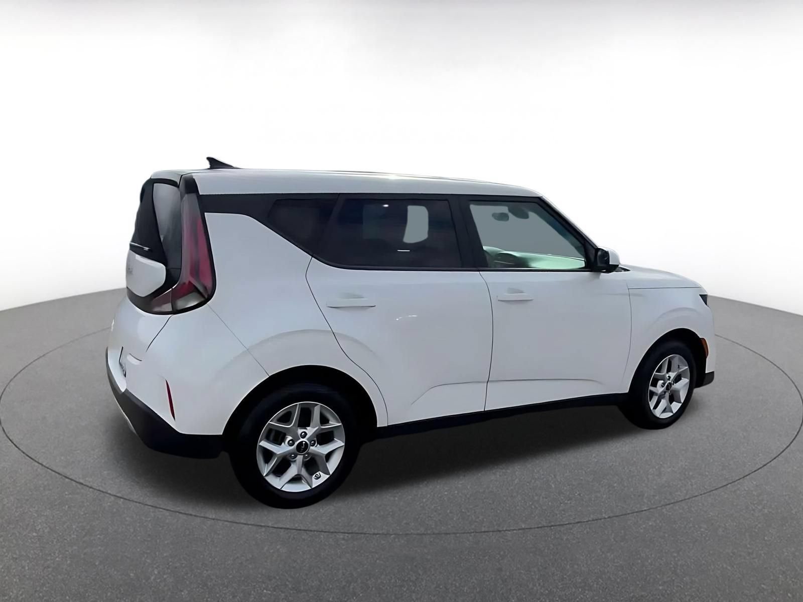 Used 2025 Kia Soul LX w/ LX Technology Package FWD image 14