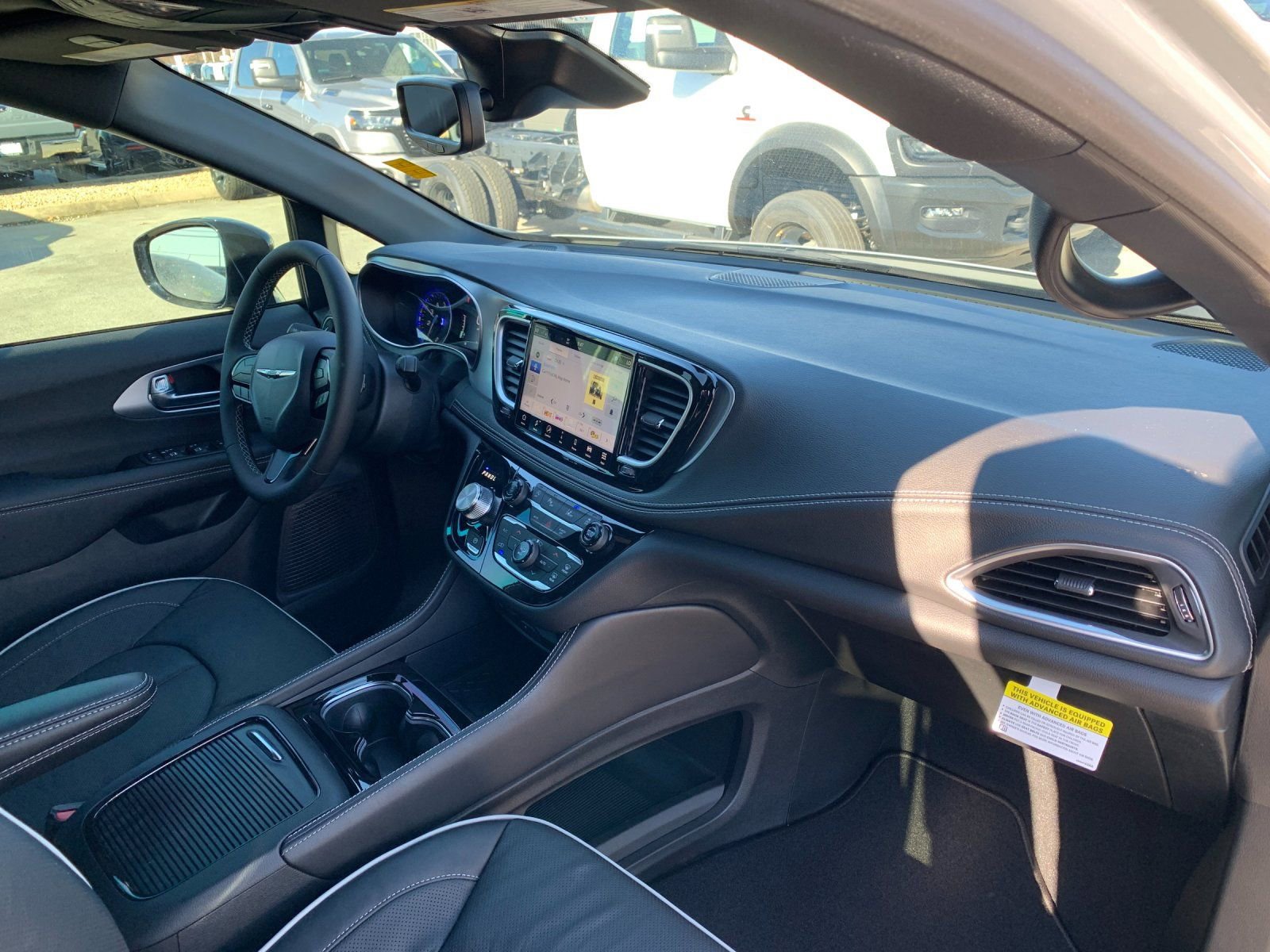 New 2026 Chrysler Pacifica Limited w/ Uconnect Theater Family Group image 20