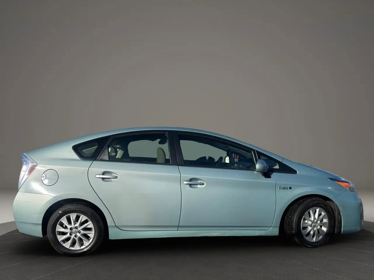 Used 2015 Toyota Prius Plug-In Hybrid image 4