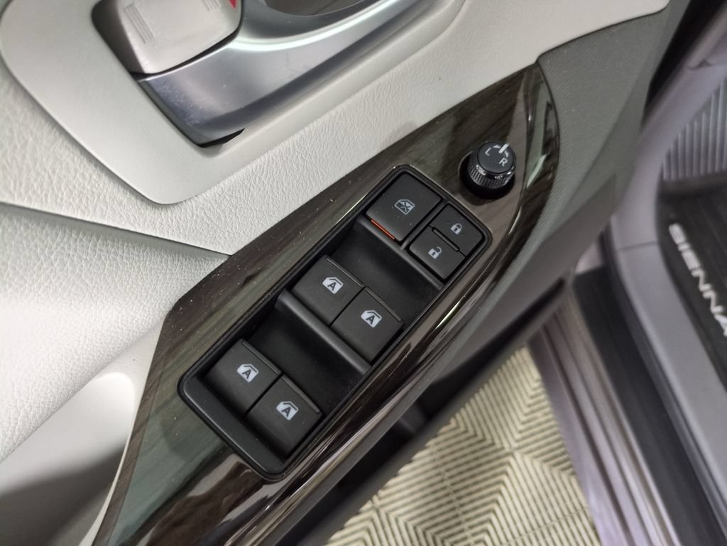 Used 2017 Toyota Sienna XLE Premium w/ Protection Package FWD image 14