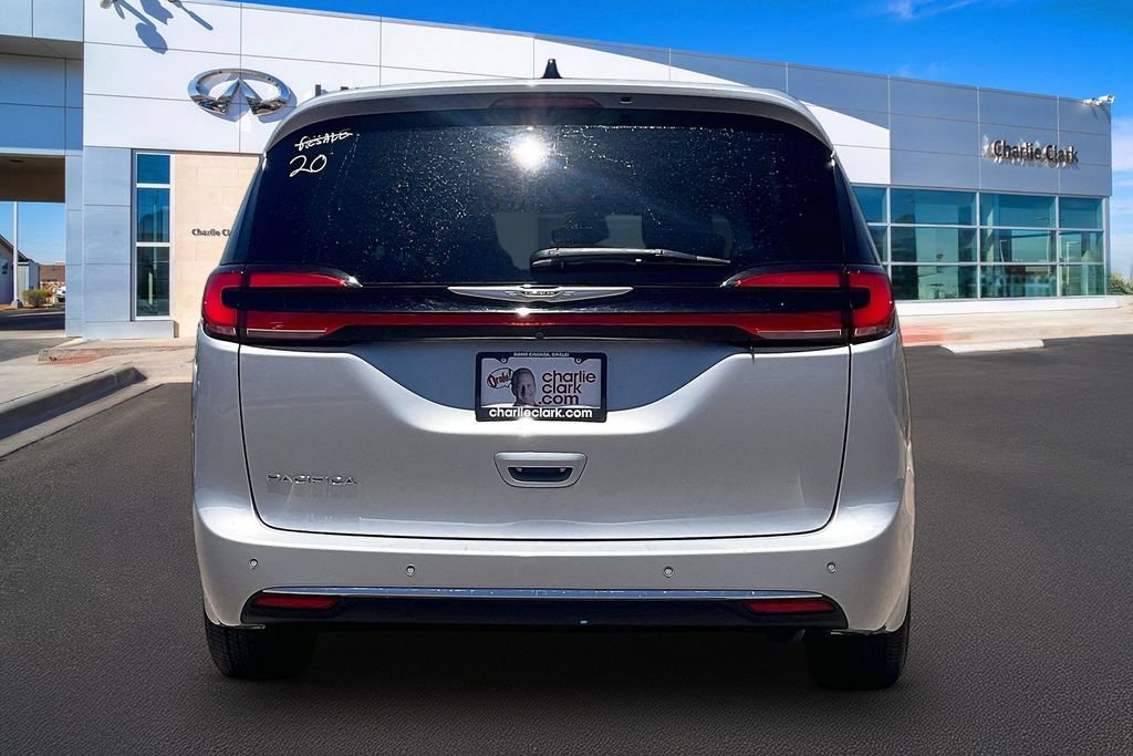 Used 2024 Chrysler Pacifica Touring-L FWD image 4