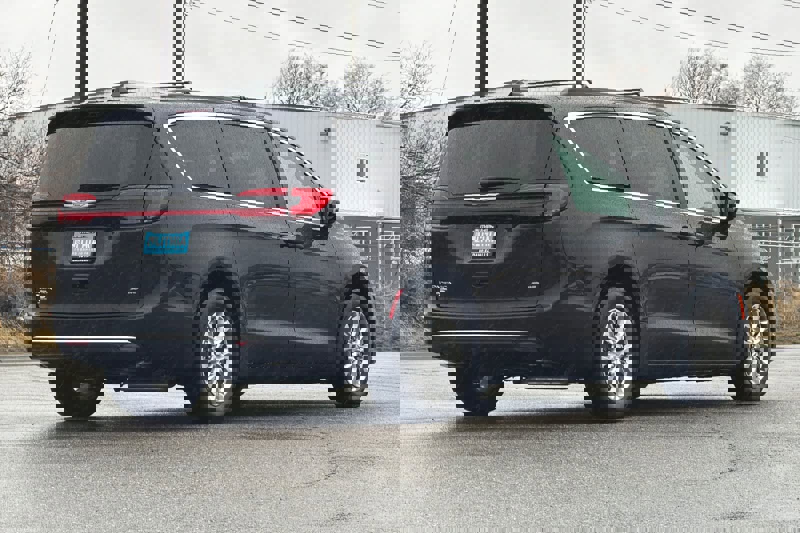 Used 2022 Chrysler Pacifica Touring-L image 2