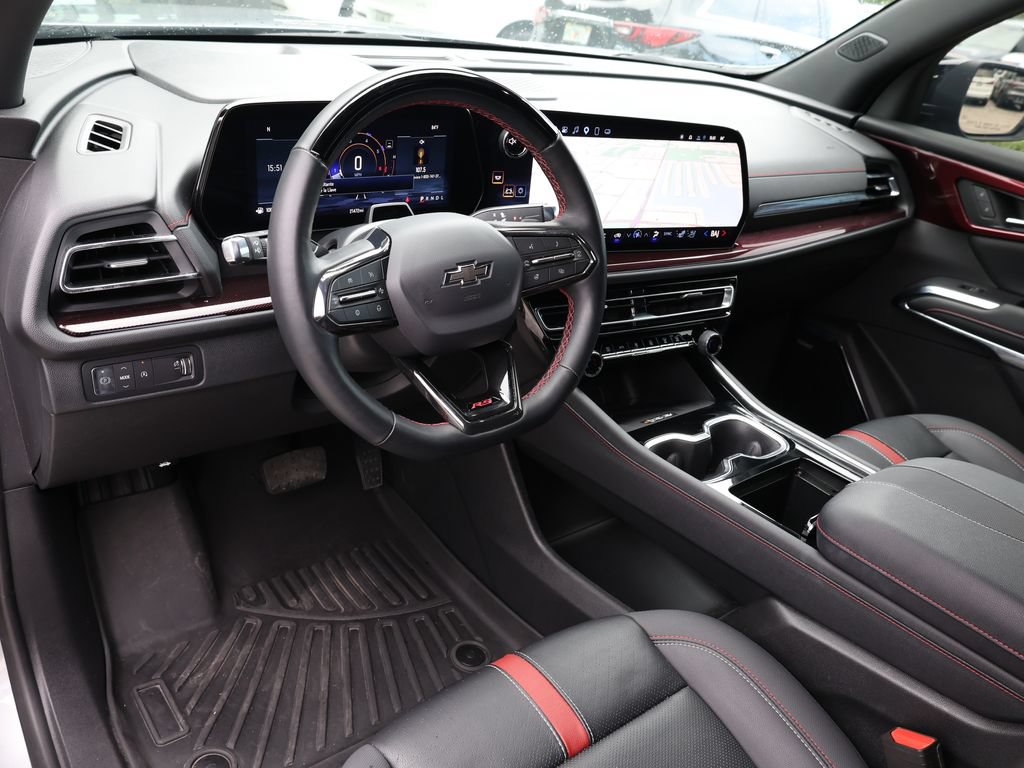 Used 2025 Chevrolet Traverse RS FWD image 17