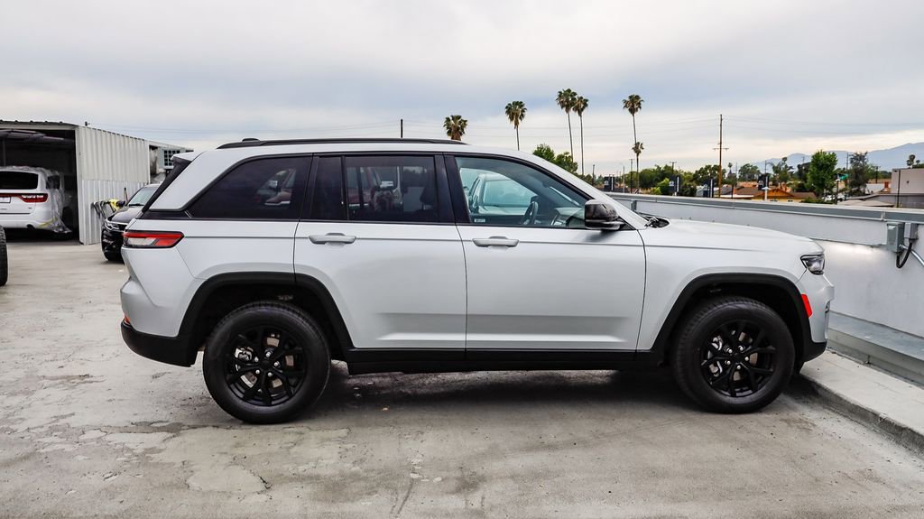 Used 2024 Jeep Grand Cherokee Altitude image 13