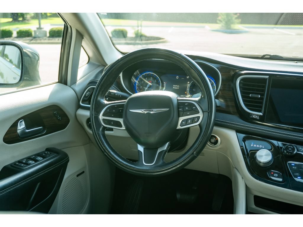 Used 2022 Chrysler Pacifica Limited FWD image 22