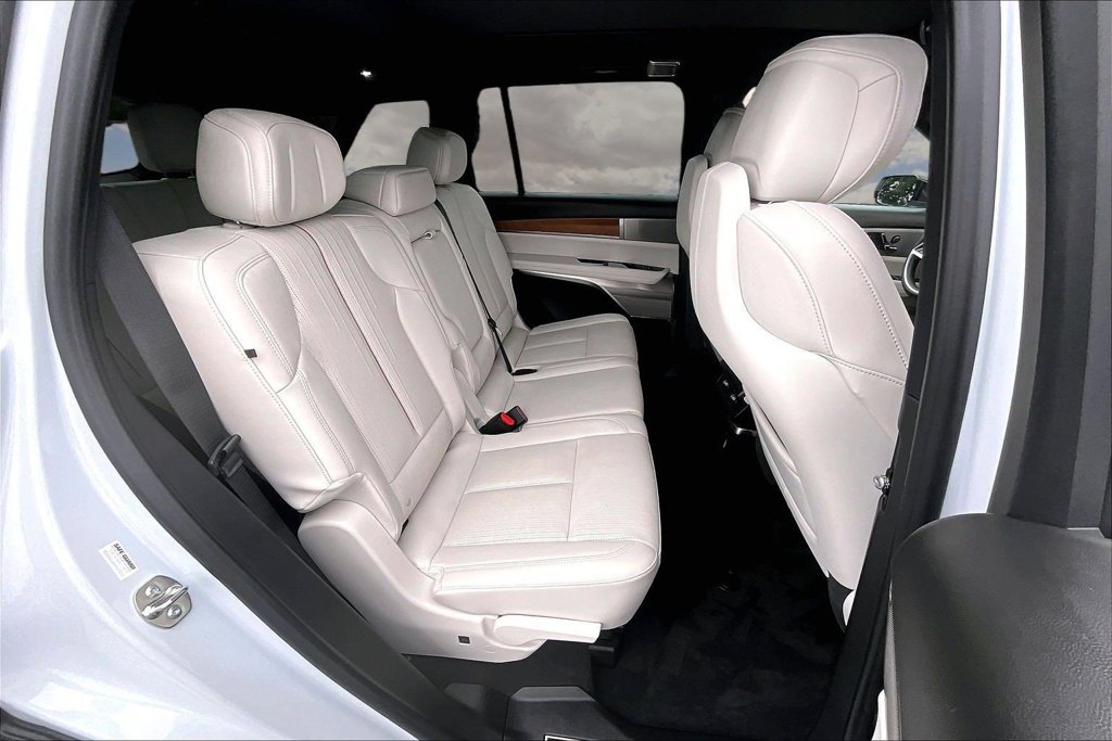 Used 2027 Cadillac Vistiq Luxury w/ LPO, Floor Liner Package AWD/4WD image 25