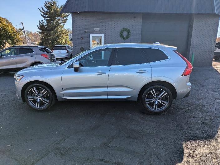 Used 2018 Volvo XC60 T5 Momentum w/ Vision Package AWD/4WD image 3
