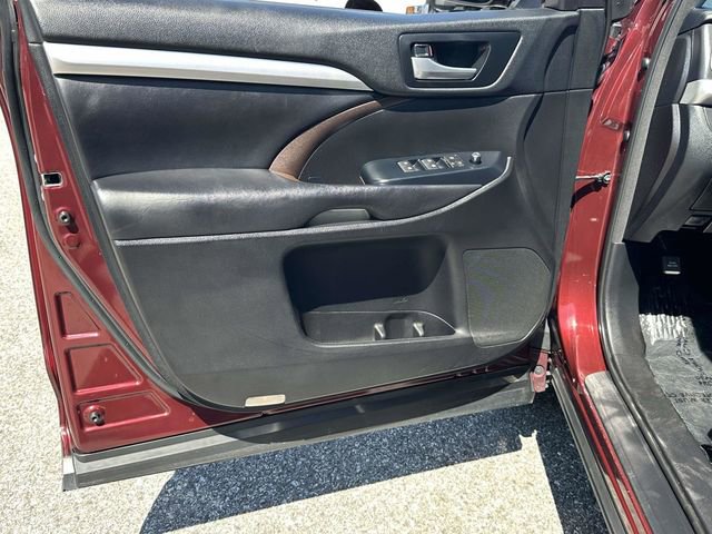 Used 2018 Toyota Highlander XLE AWD/4WD image 16