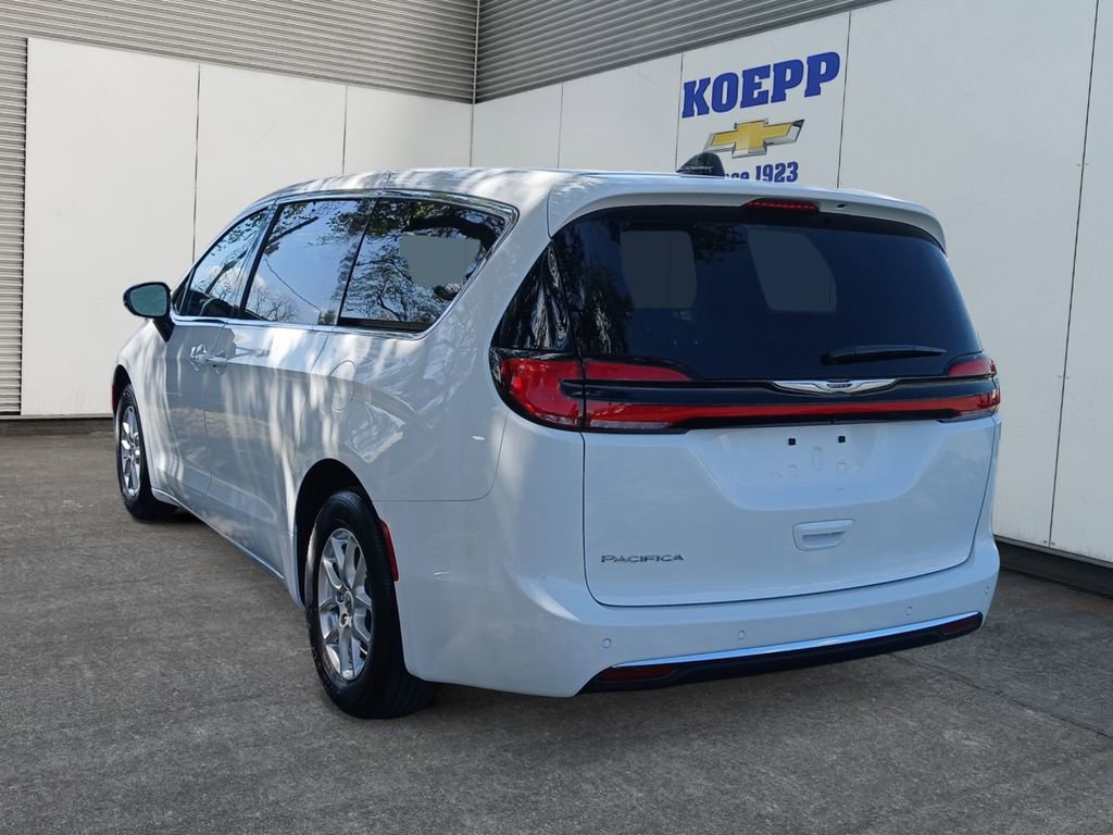 Used 2025 Chrysler Pacifica Select FWD image 3