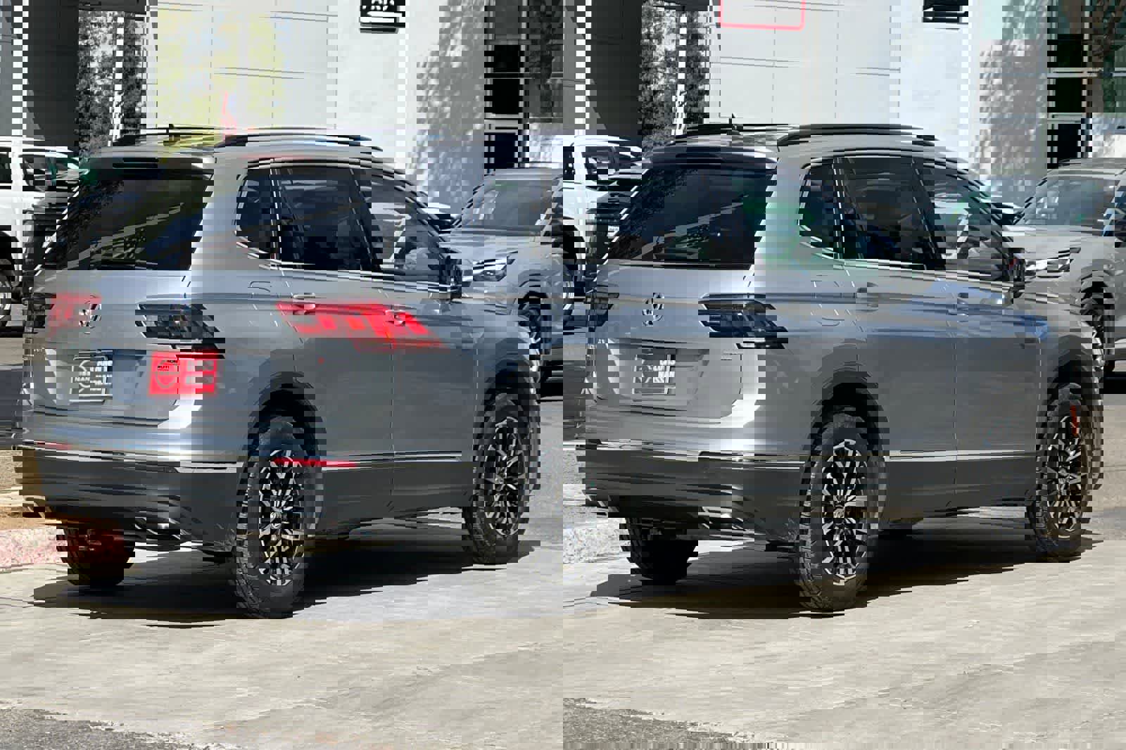 Used 2021 Volkswagen Tiguan SE w/ Panoramic Sunroof Package image 3