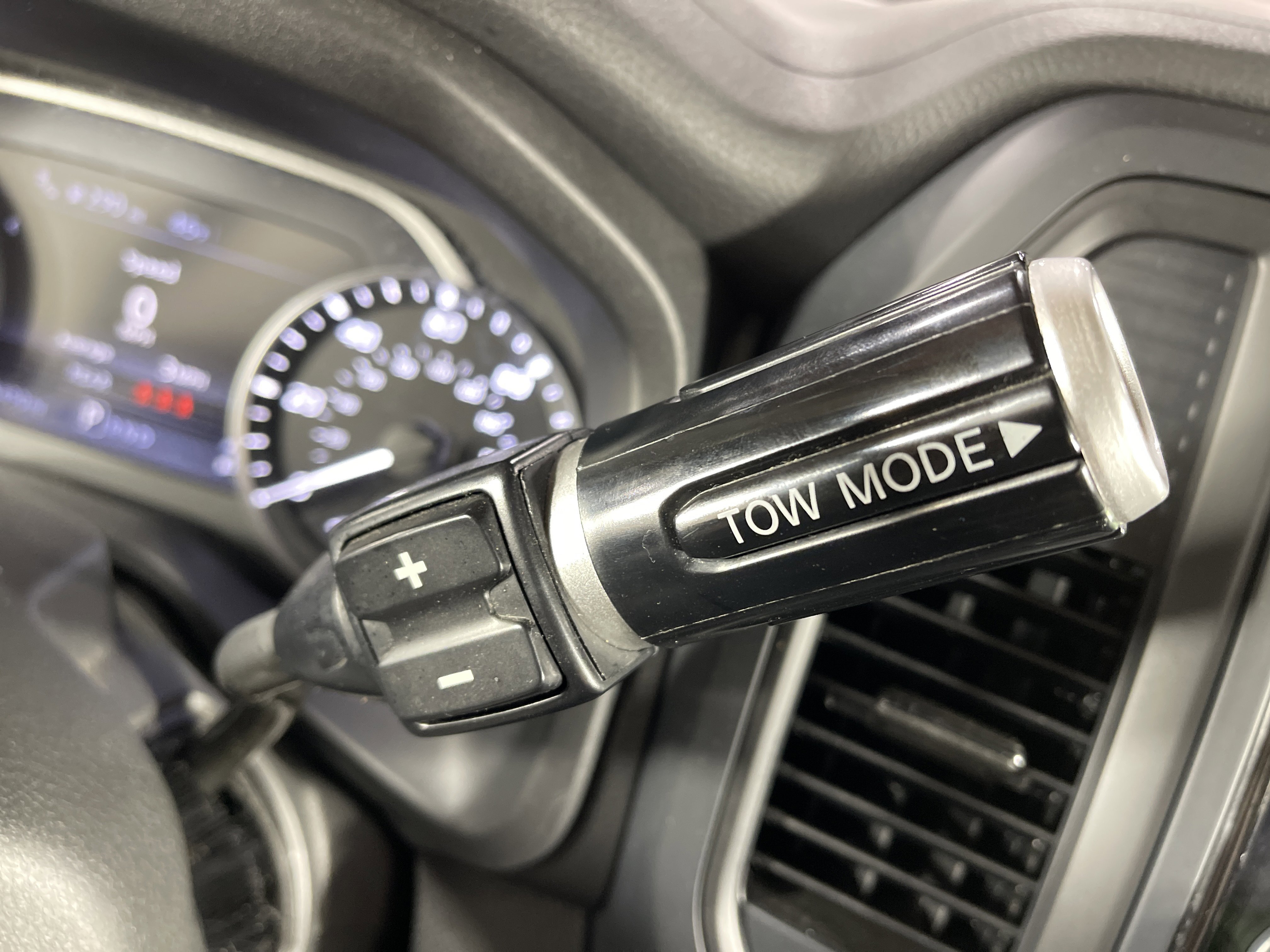 Used 2024 Nissan Titan SV image 26