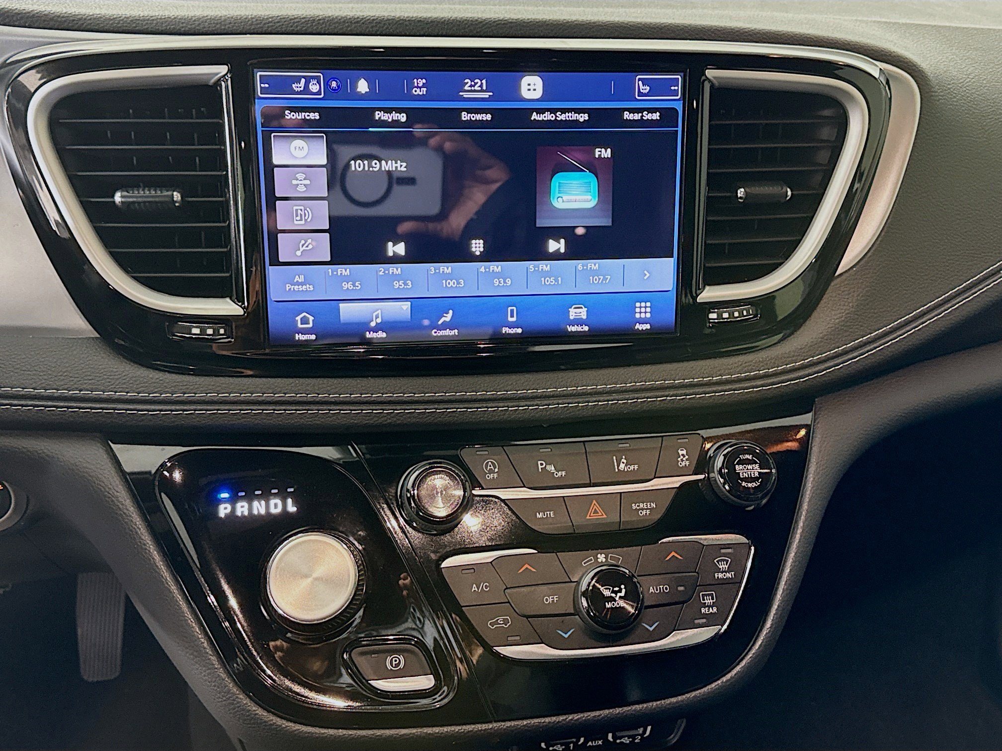 Used 2021 Chrysler Pacifica Touring-L w/ Uconnect Theater Family Group image 18