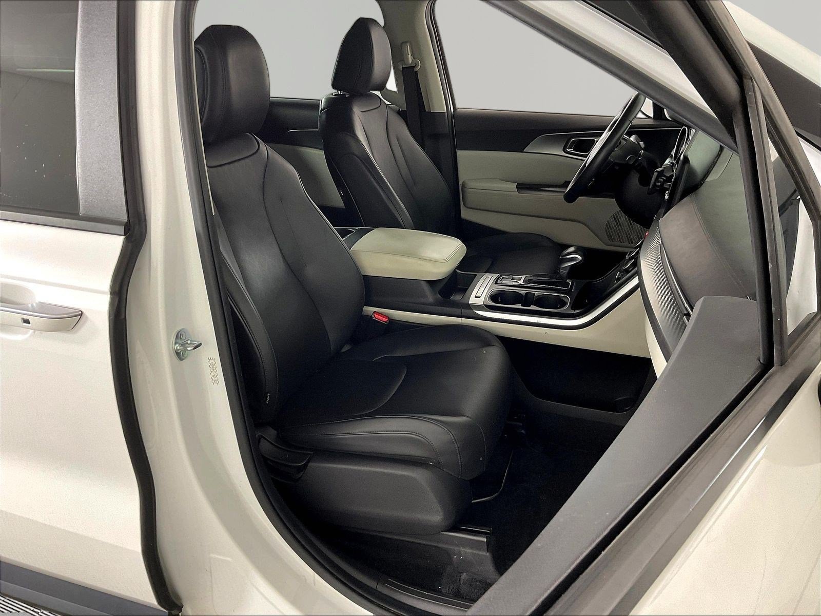 Used 2023 Kia Carnival LX FWD image 29