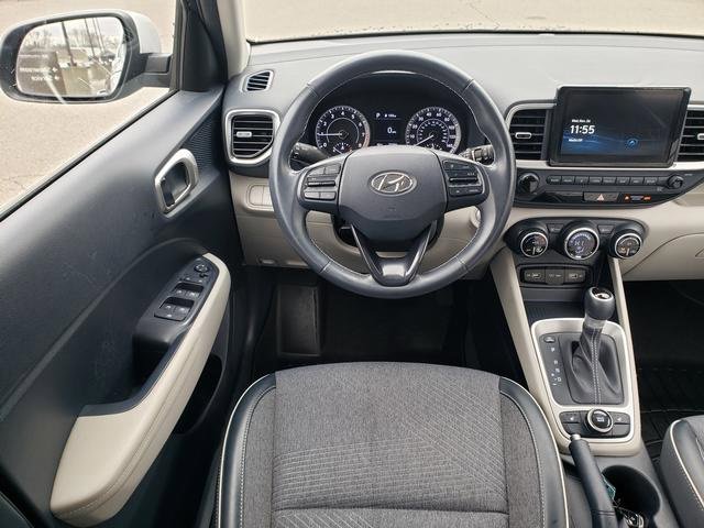 Used 2022 Hyundai Venue Limited image 17