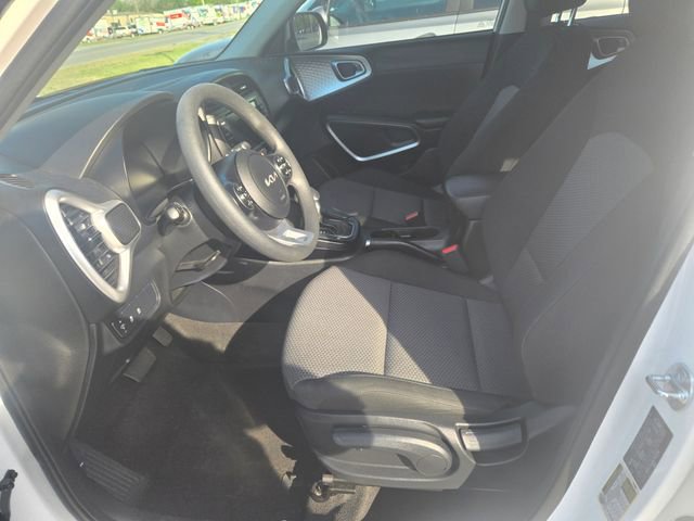 Used 2025 Kia Soul LX w/ LX Technology Package FWD image 6