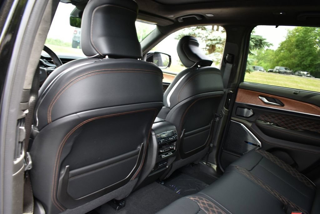 New 2026 Jeep Grand Cherokee Summit w/ Obsidian Package AWD/4WD image 26