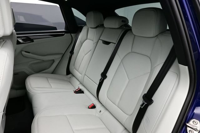 Certified 2025 Porsche Macan AWD/4WD image 14