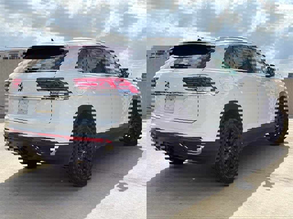 Used 2023 Volkswagen Atlas Cross Sport SE w/ Panoramic Sunroof Package image 8