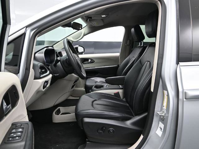 Used 2024 Chrysler Pacifica Touring-L image 19