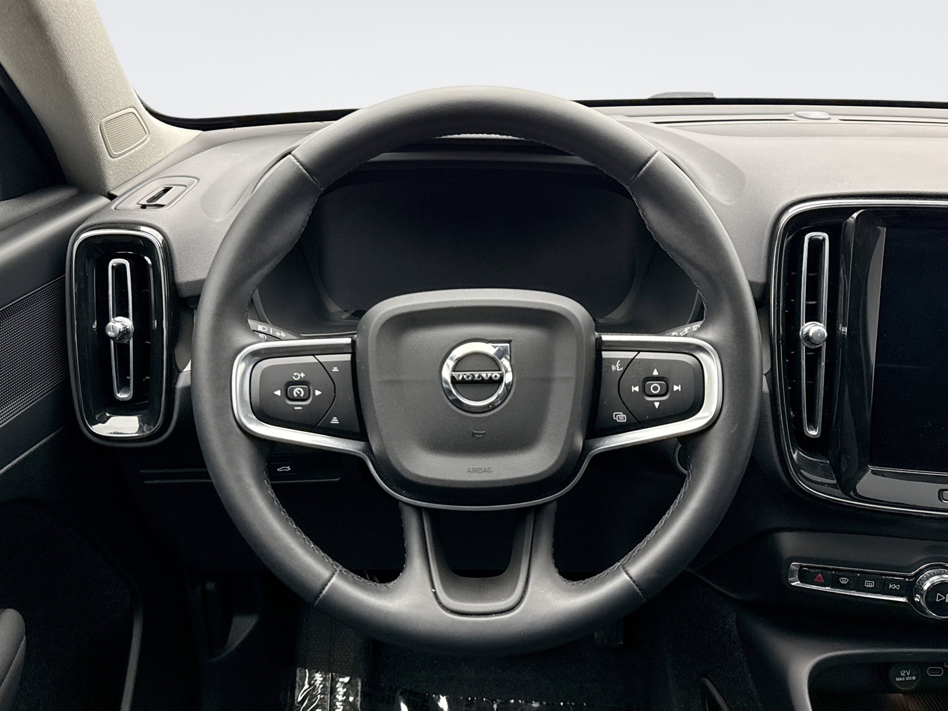 Used 2025 Volvo XC40 B5 Core image 12