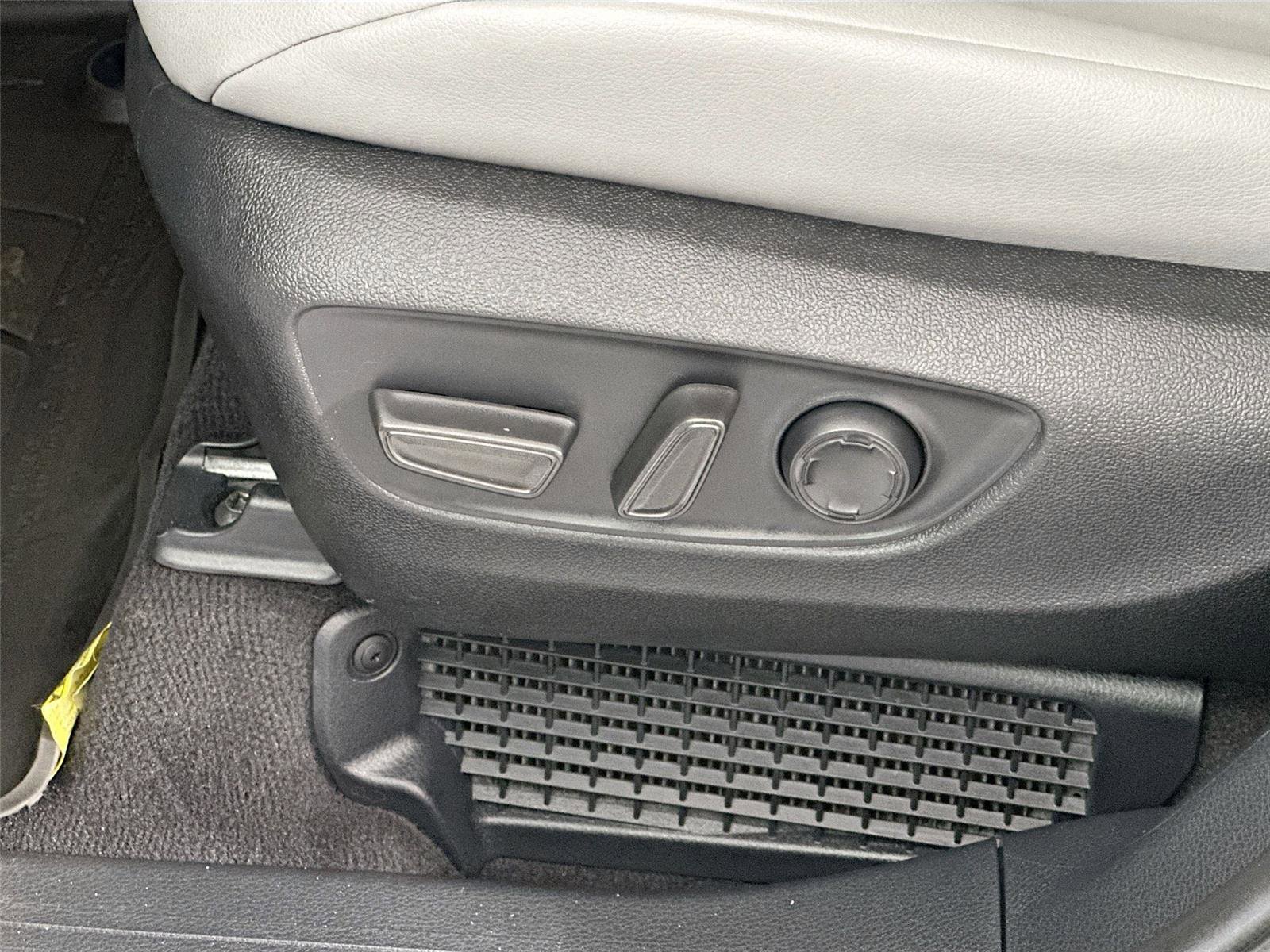 Used 2025 Toyota Sienna XLE w/ XLE Plus Package image 22