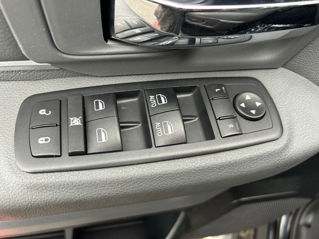 Used 2016 RAM 1500 Classic SLT w/ SLT Plus D￩cor Group image 23