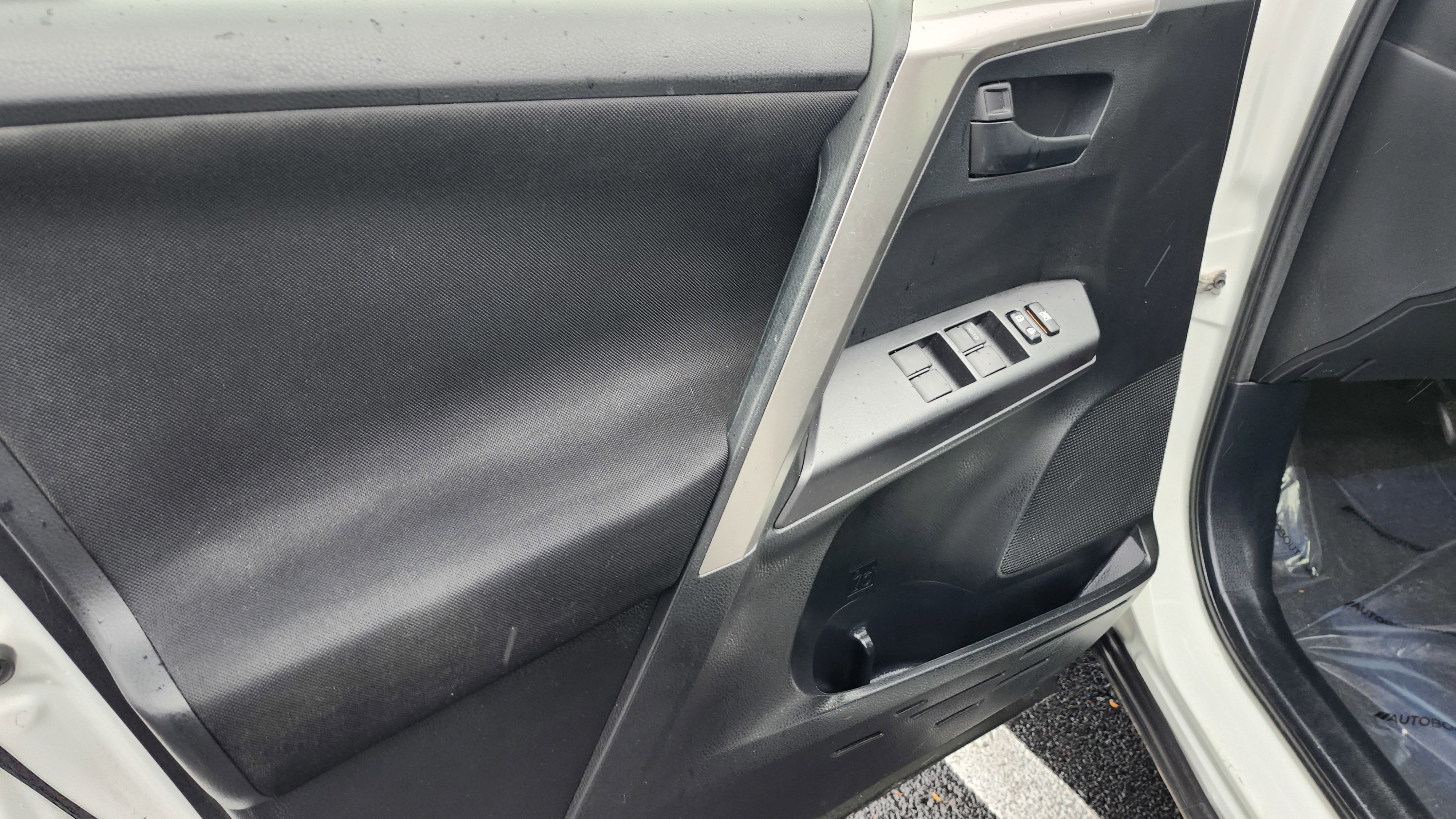 Used 2017 Toyota RAV4 LE image 18