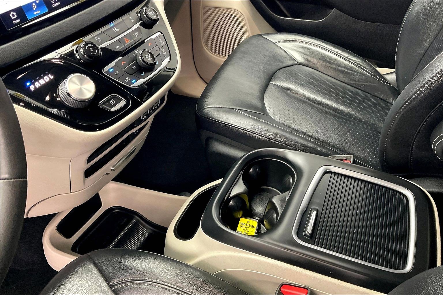 Used 2022 Chrysler Pacifica Touring-L image 16