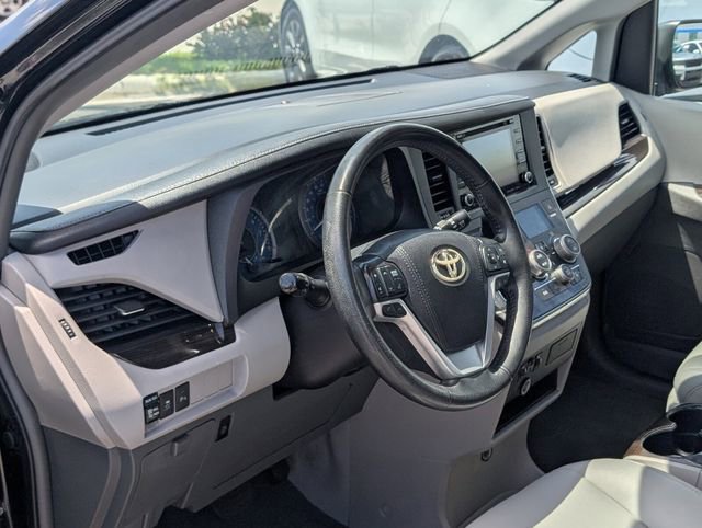 Used 2019 Toyota Sienna XLE w/ XLE Navigation Package FWD image 11