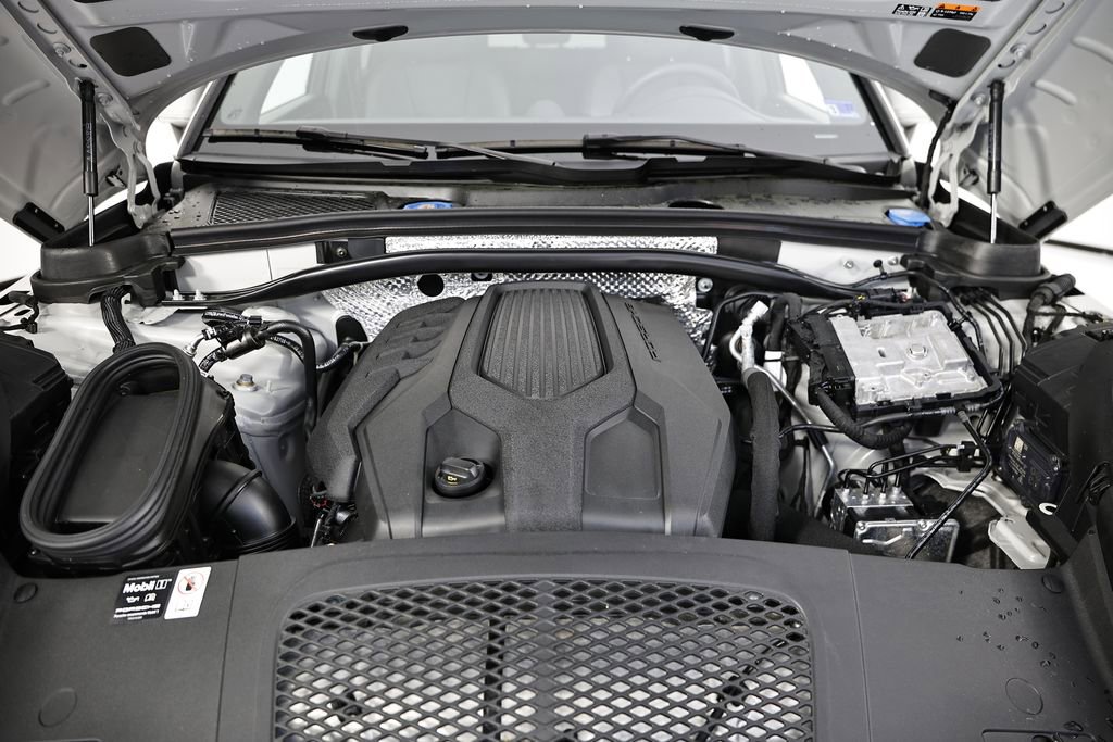 Used 2025 Porsche Macan image 32