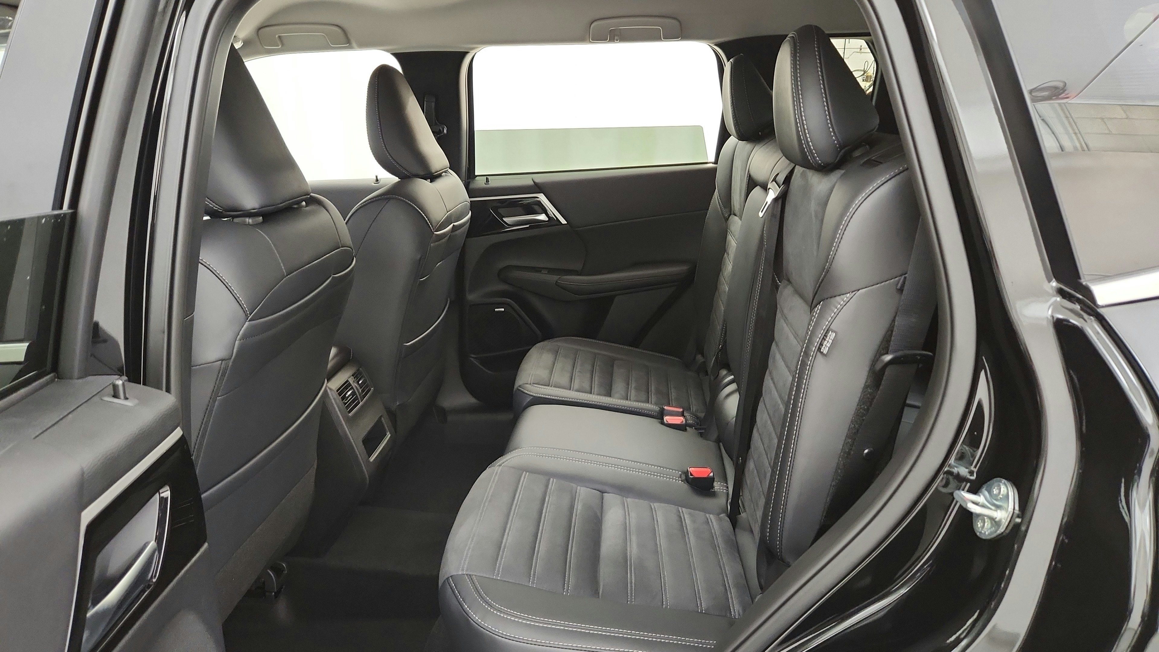 Used 2025 Mitsubishi Outlander SE AWD/4WD image 11