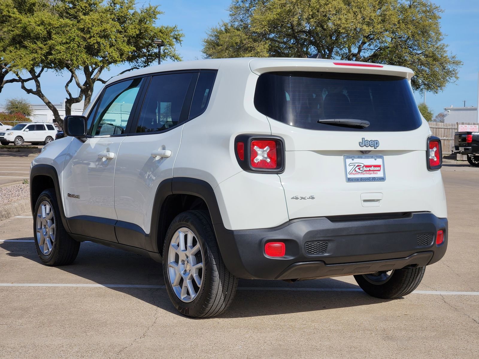 Used 2023 Jeep Renegade Latitude AWD/4WD image 4